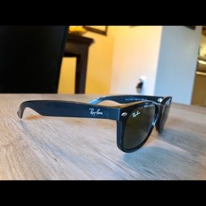 Ray Ban Wayfarer Sunglasses (Black)